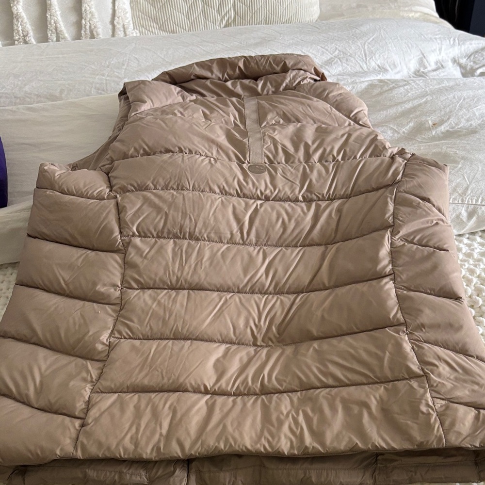 L.L. Bean Women's Beige Puffer Vest - Picture 5 of 5